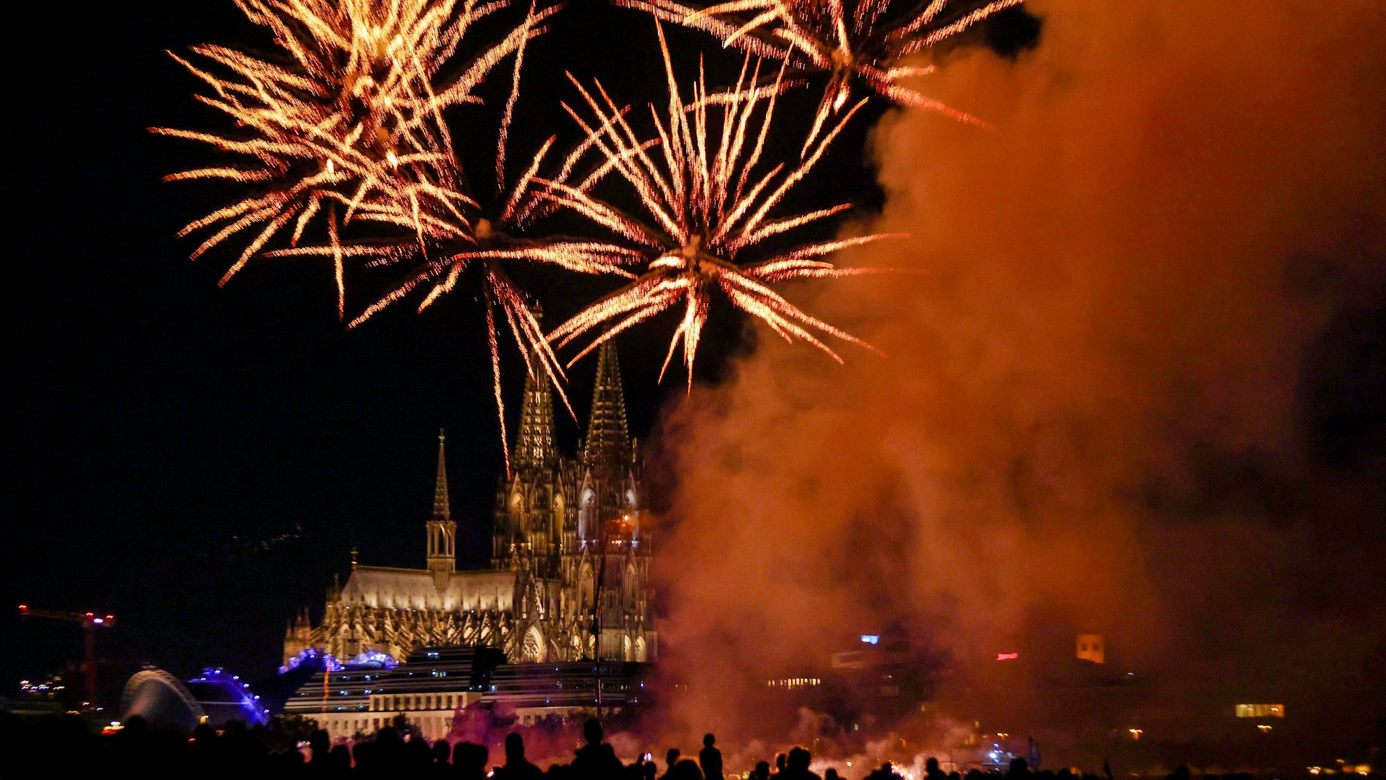 30.08.2025, Köln: Kölner Lichter 2025 - Menschen besuchen im Kölner Rheinpark das größte musiksynchrone Feuerwerk Europas. Foto: Thilo Schmüllgen