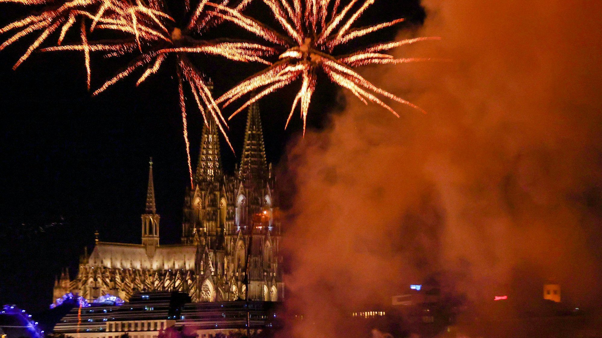 Kölner Lichter 2025 - Menschen besuchten im Kölner Rheinpark das größte musiksynchrone Feuerwerk Europas. Foto: Thilo Schmüllgen