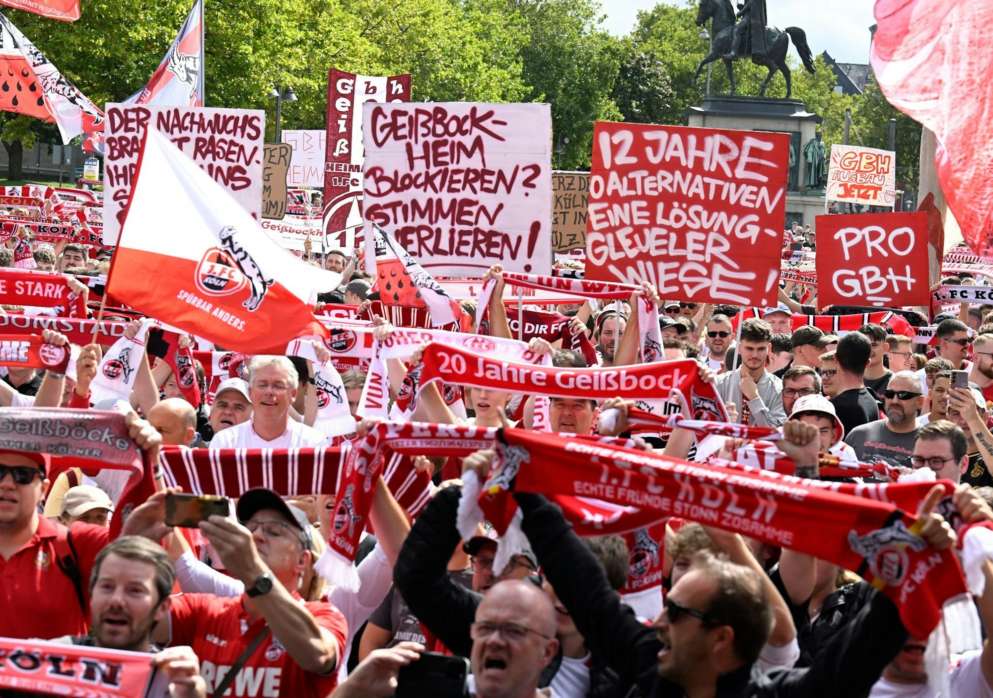 Viele Fans sind dem Aufruf des 1. FC Köln zur Teilnahme an der Demonstration gefolgt.