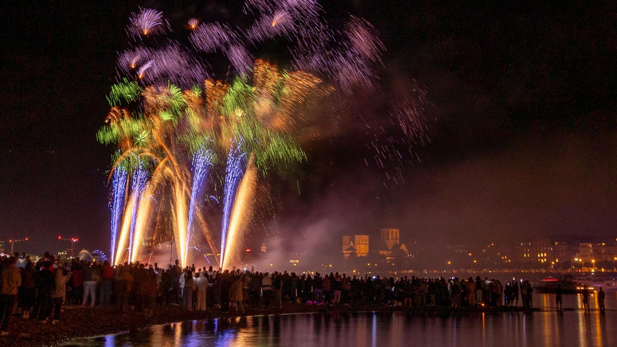 Das Bild zeigt das Feuerwerk.