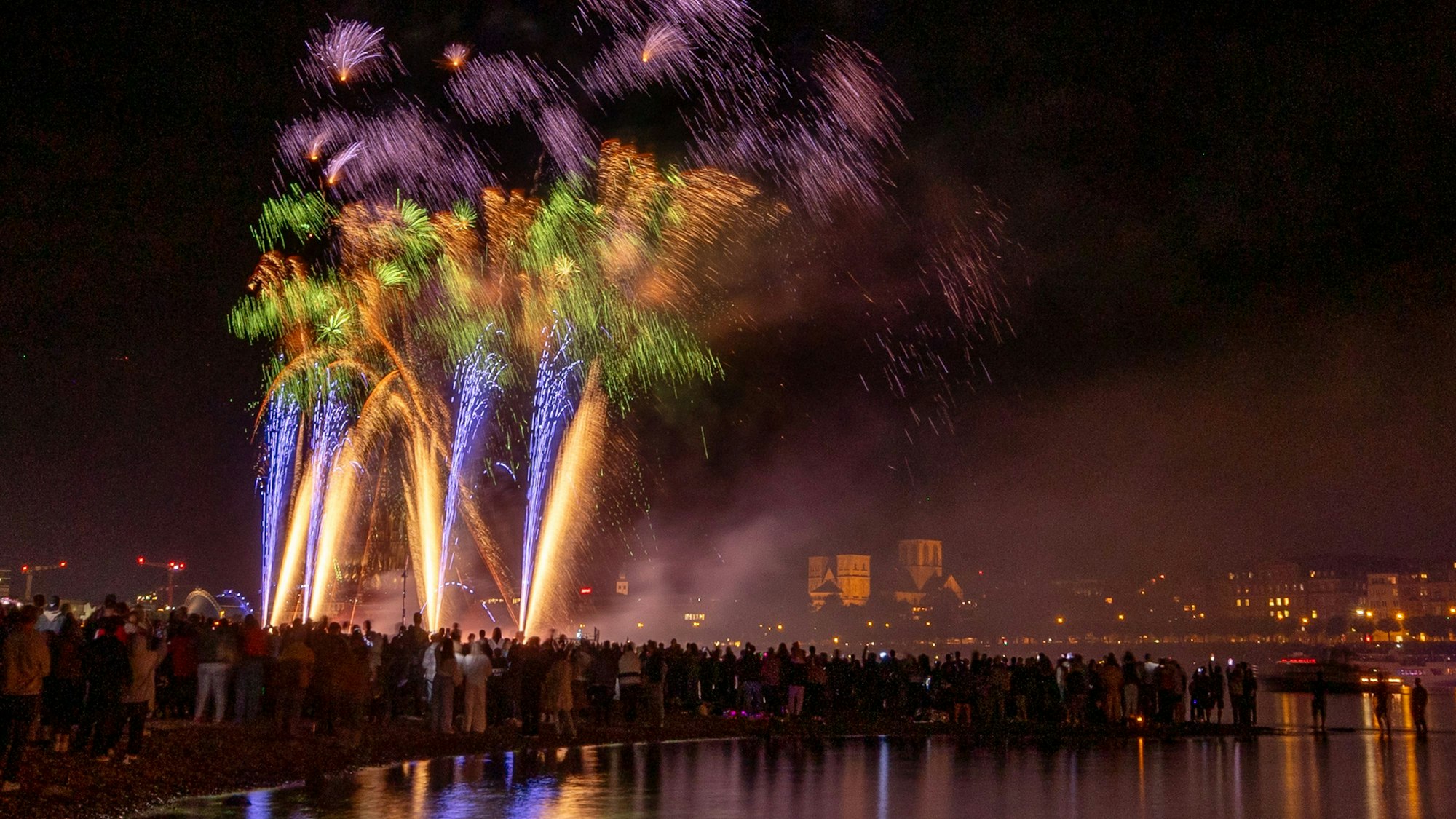 Das Bild zeigt das Feuerwerk.