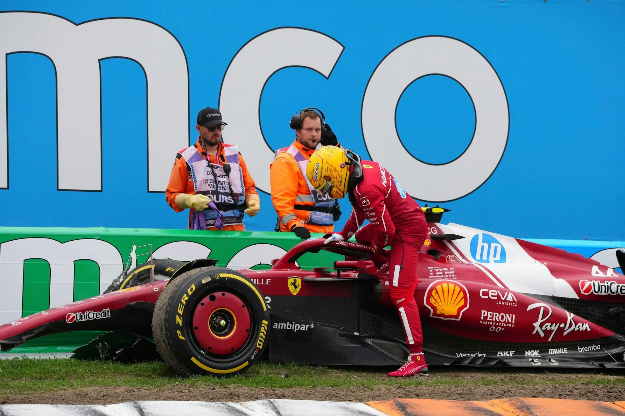Lewis Hamilton steigt frustriert aus seinem Ferrari aus.