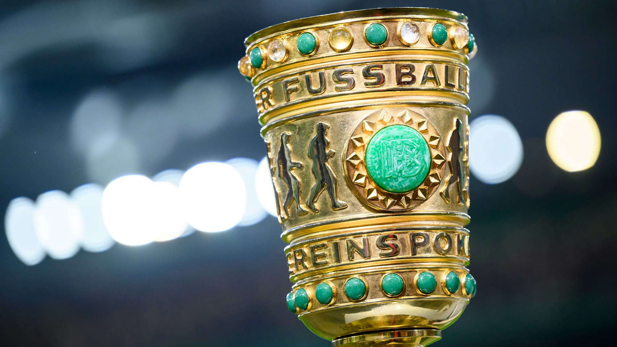 Der DFB-Pokal steht vor dem Spiel im Stadion.