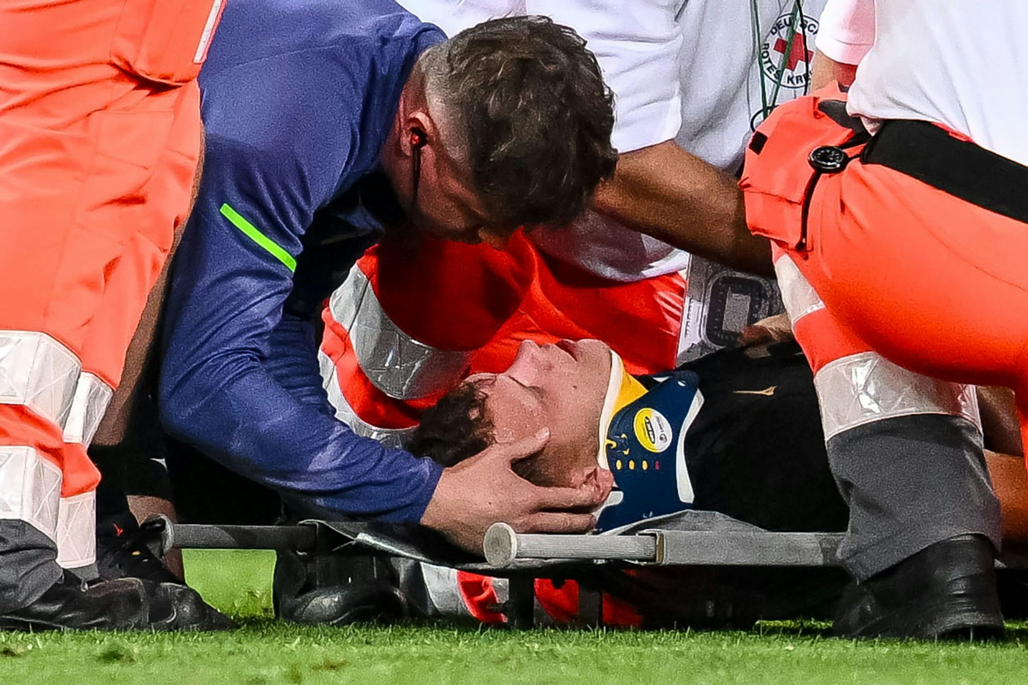Augsburgs Robin Fellhauer verletzte sich am Ende des Spiels gegen Bayern am Kopf.