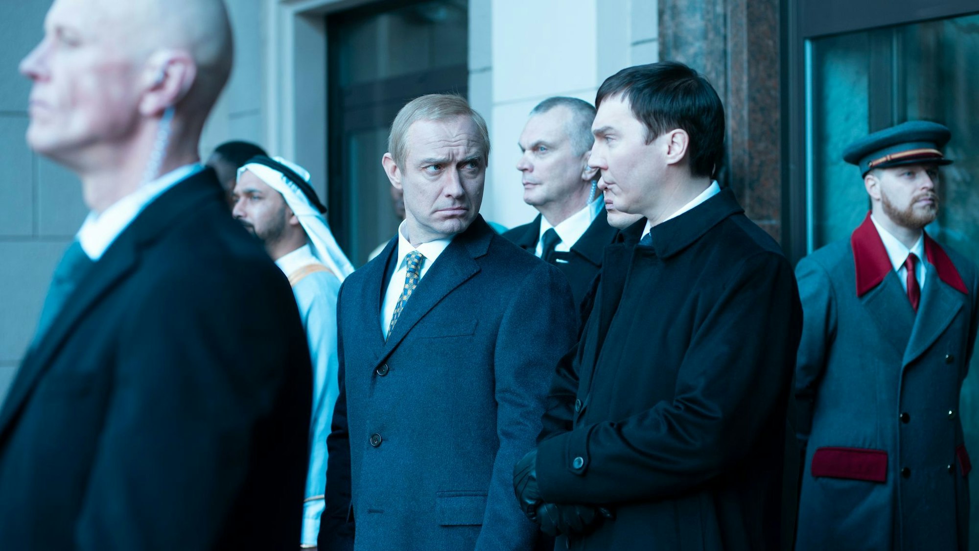 Jude Law und Paul Dano in einer Szene des Films von Olivier Assayas.