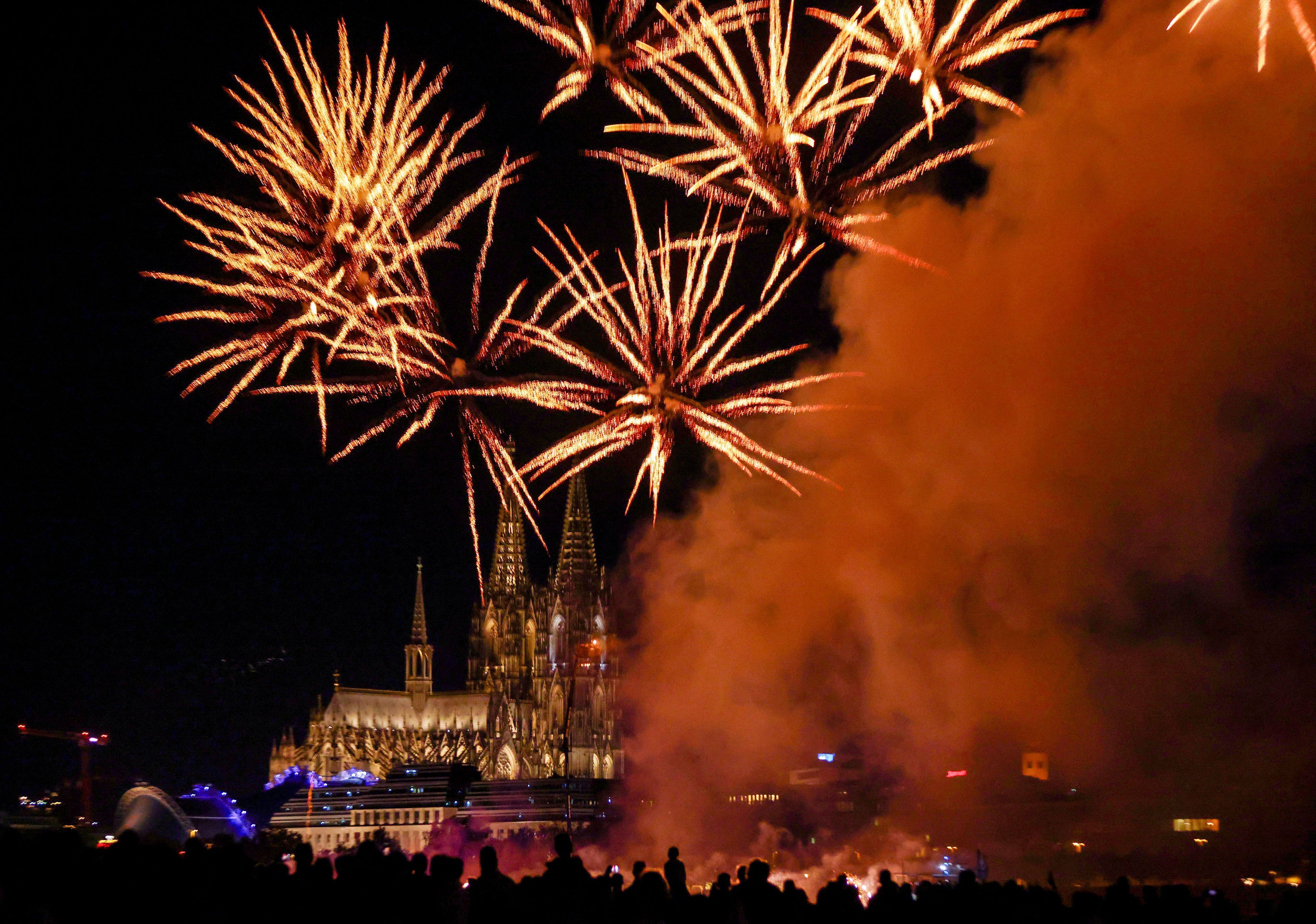 Kölner Lichter 2025 vor dem Kölner Dom.