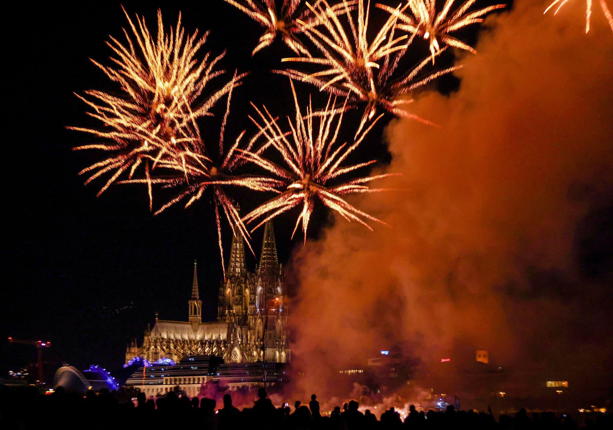 Kölner Lichter 2025 vor dem Kölner Dom.