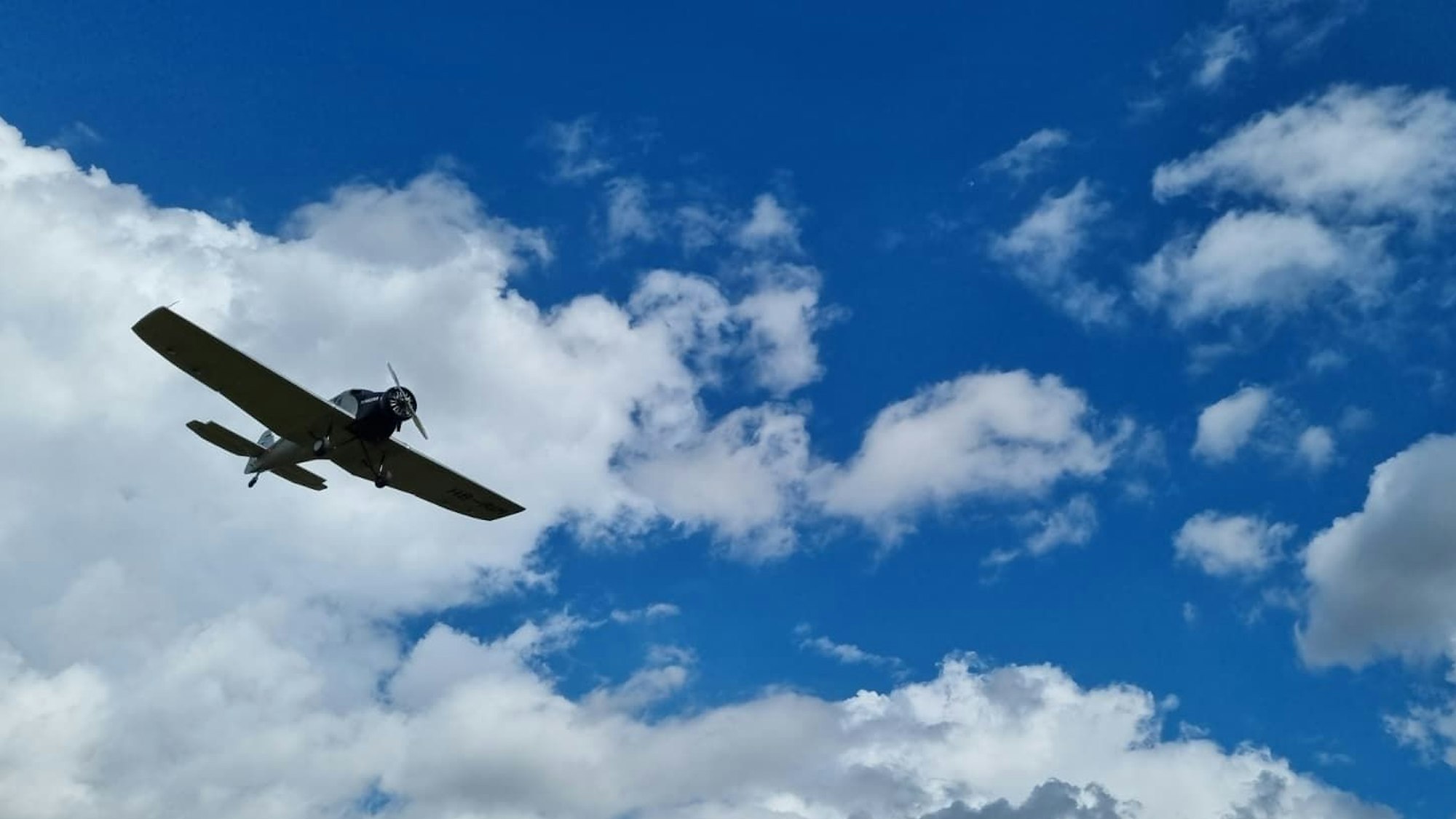 Ein Propellerflugzeug über dem Kurtekotten