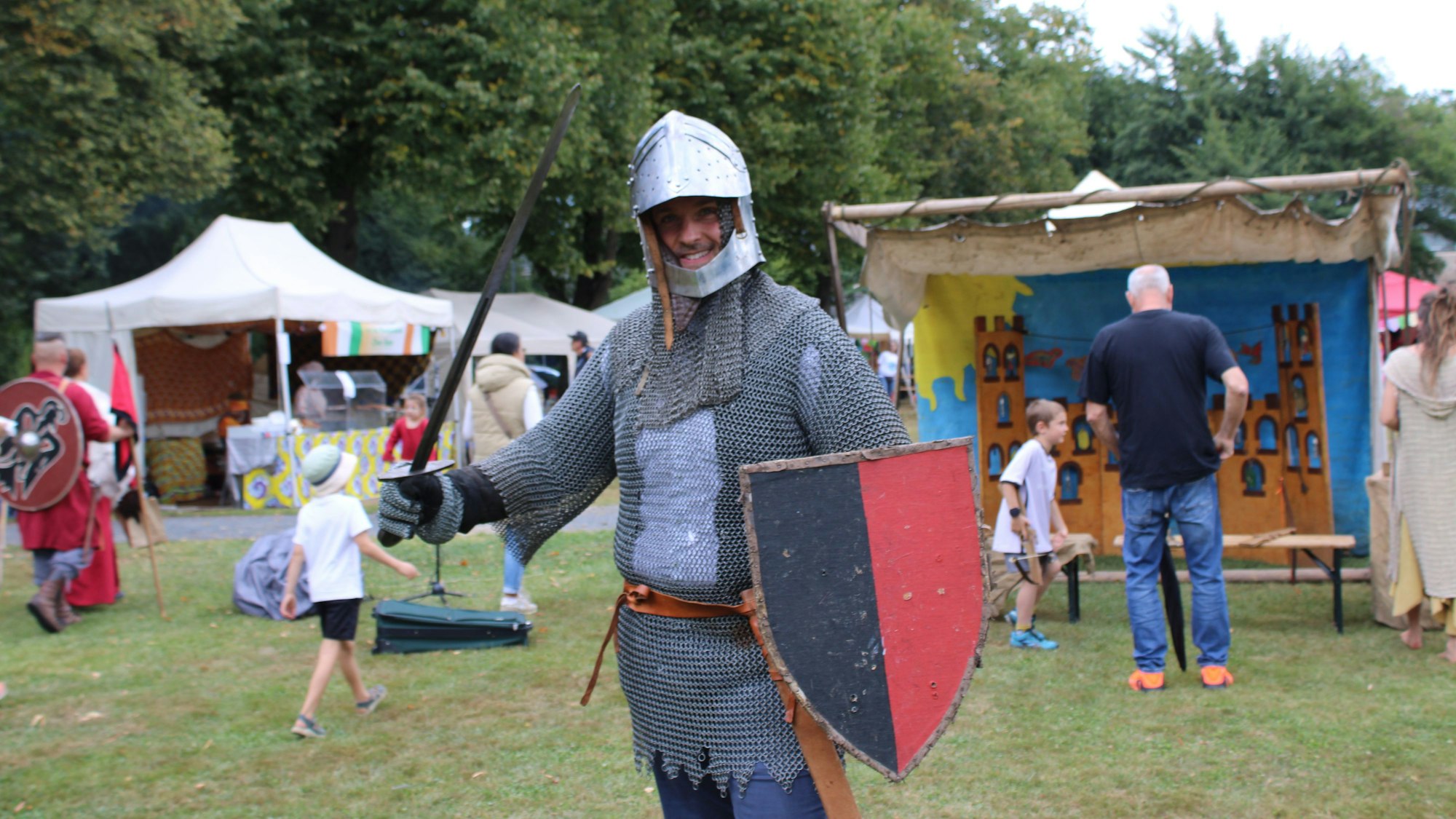 Auch Bürgermeister Alexander Biber schmeißt sich in eine Ritterrüstung.