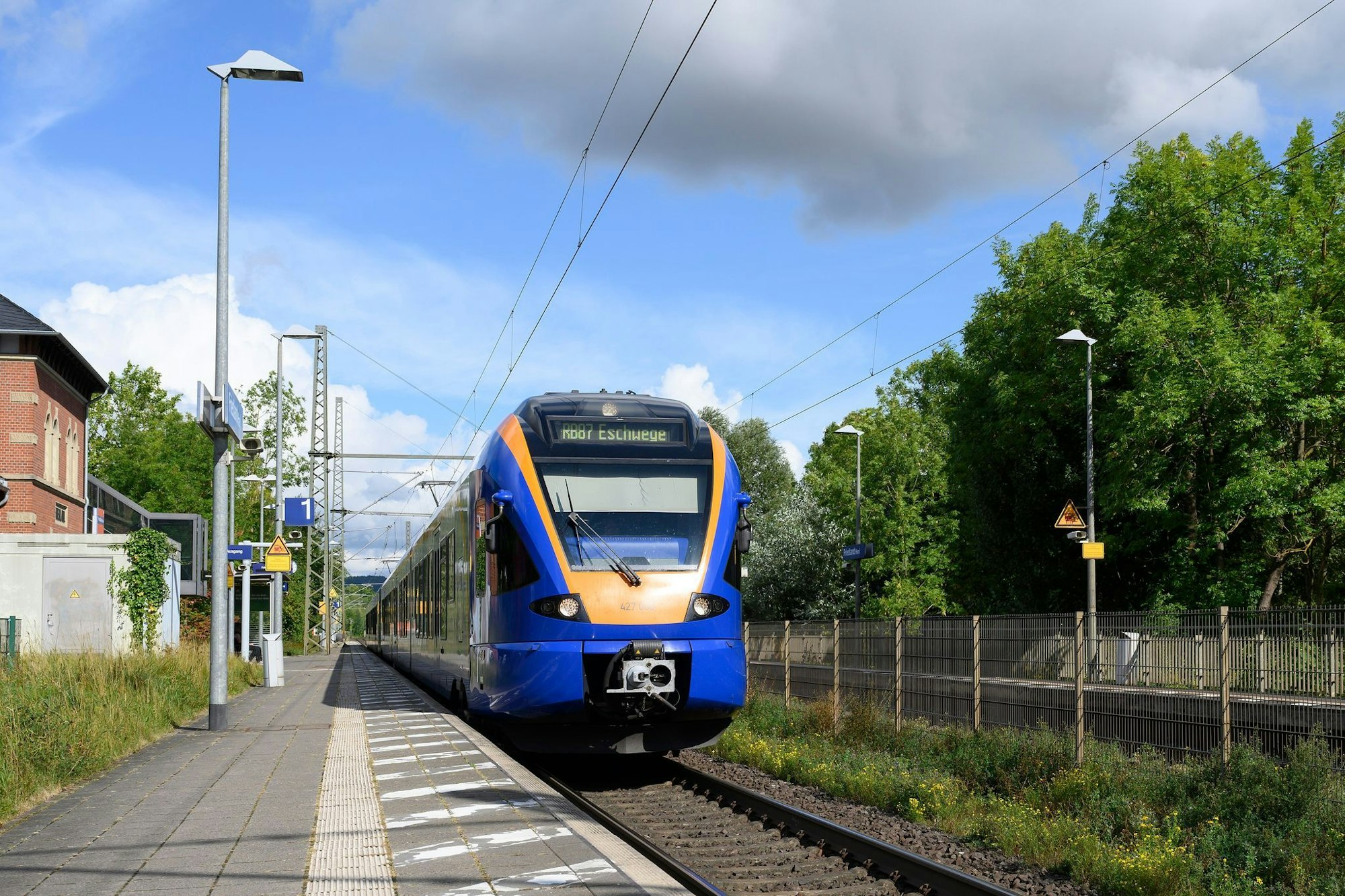 Noch immer ist unklar, warum eine 16-Jährige in Friedland am Bahnsteig starb. Der Bahnhof steht seither im Fokus der Ermittlungen.