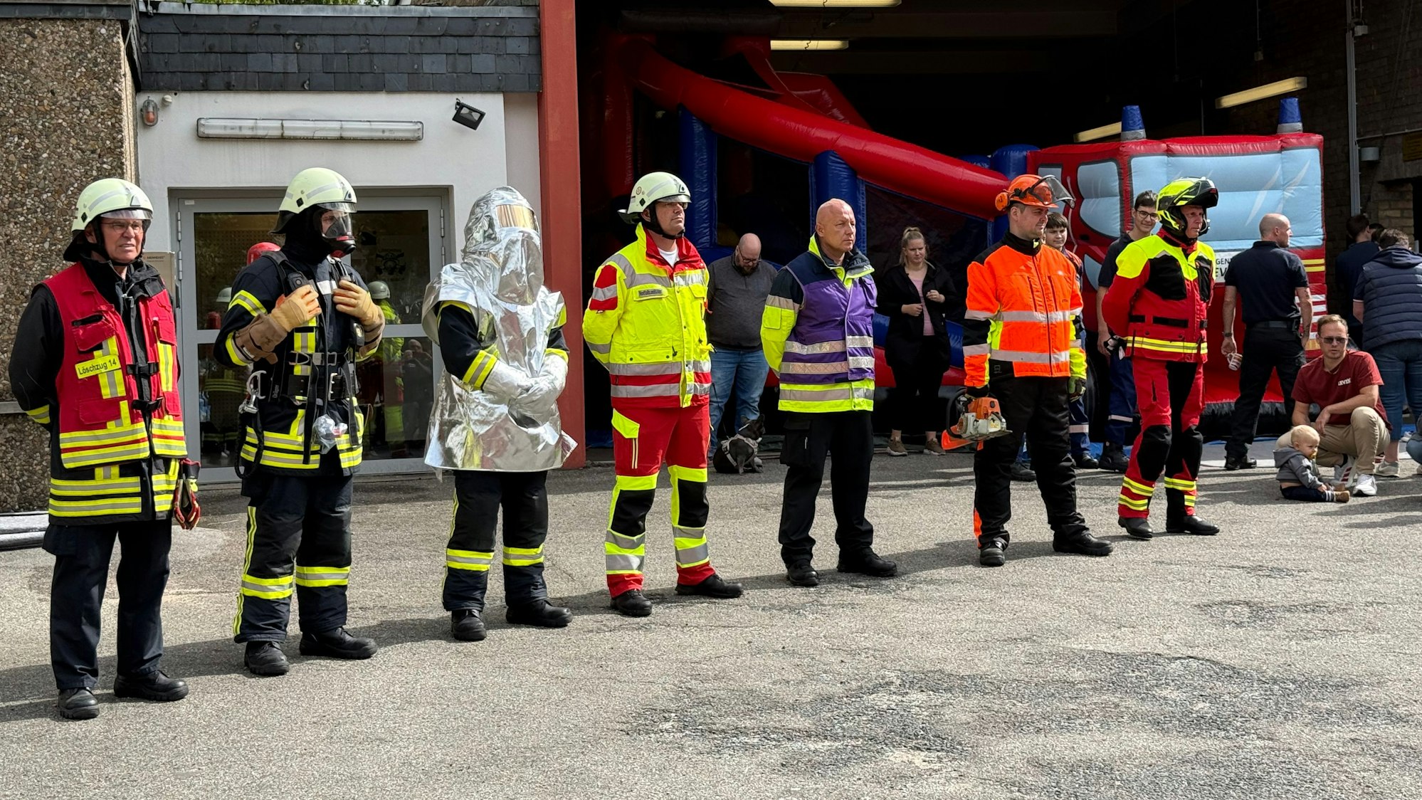 Modenschau der Feuerwehruniformen