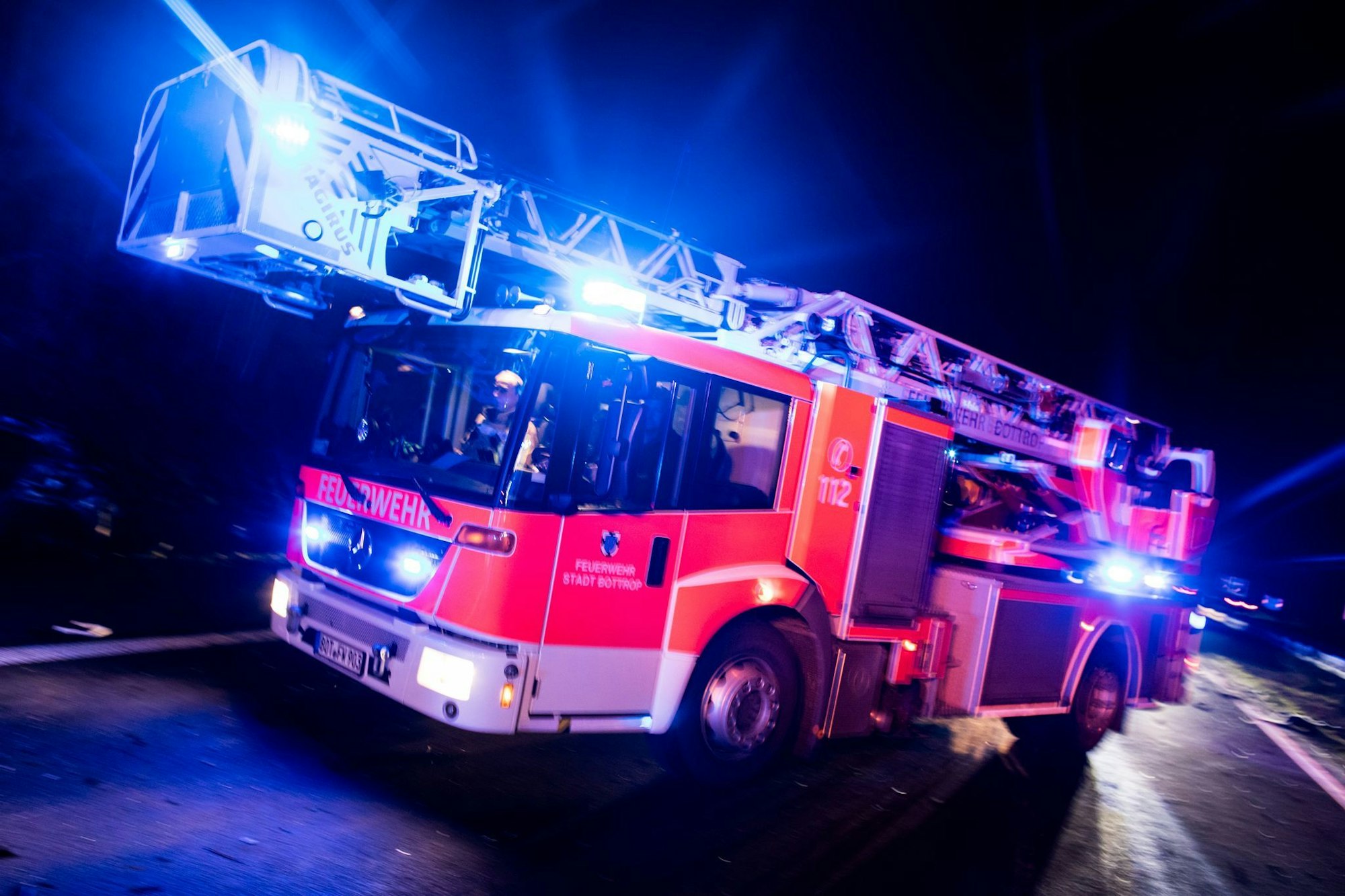 Ein Drehleiterwagen der Feuerwehr. Einsatzkräfte haben in Münster einen Wohnungsbrand bekämpft. Für einen Mann kam die Hilfe zu spät.