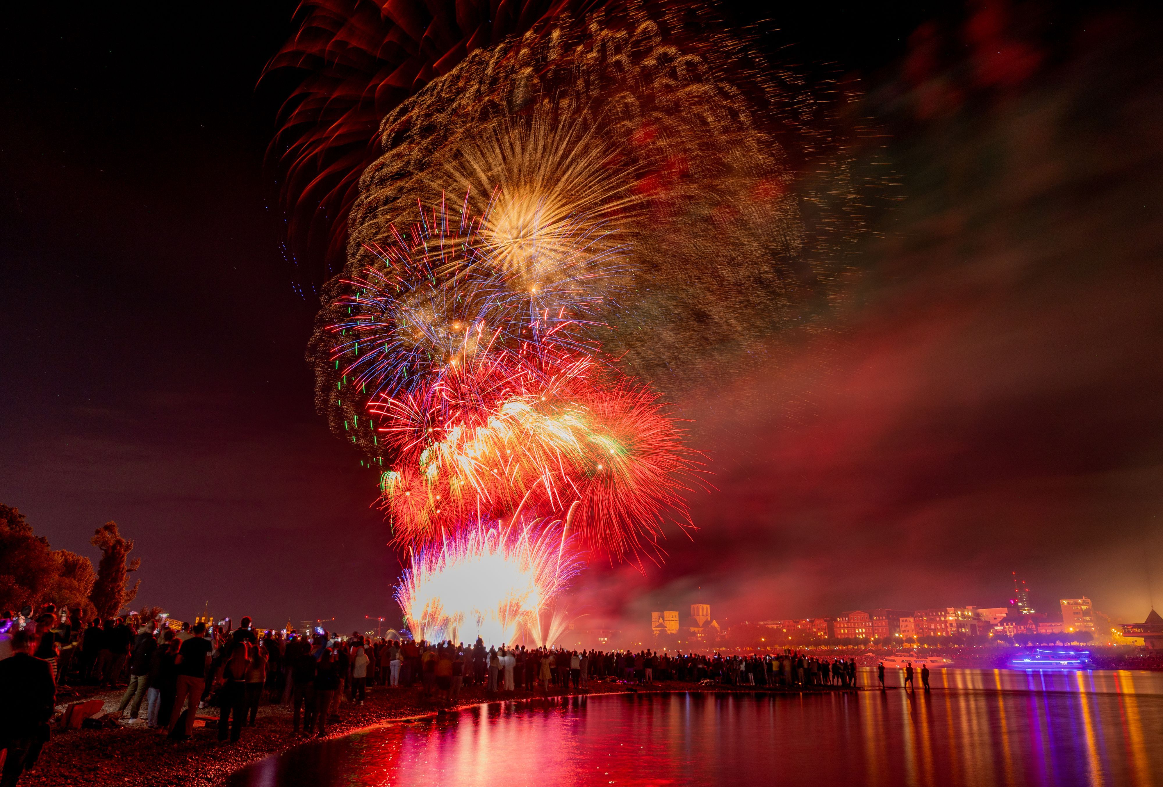 Kölner Lichter 2025: In diesem Jahr muss auf den Schiffskonvoi verzichtet werden.