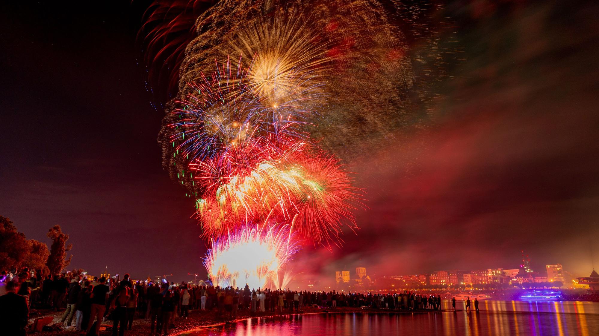 Kölner Lichter 2025: In diesem Jahr muss auf den Schiffskonvoi verzichtet werden.