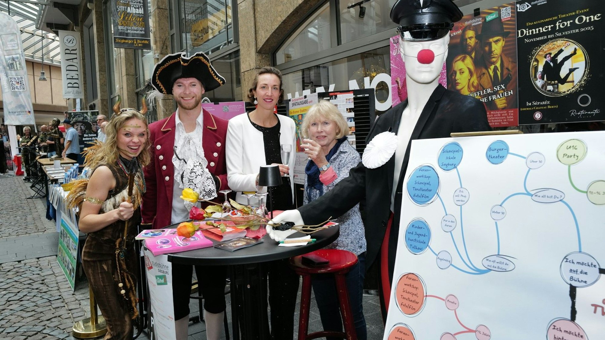Die Peter Pan Figuren Tigerlilly und Captain Hook (l.) sowie Claudia Böttcher und Anke Lücke (r.) klärten über die Vielfalt der Studiobühne auf.