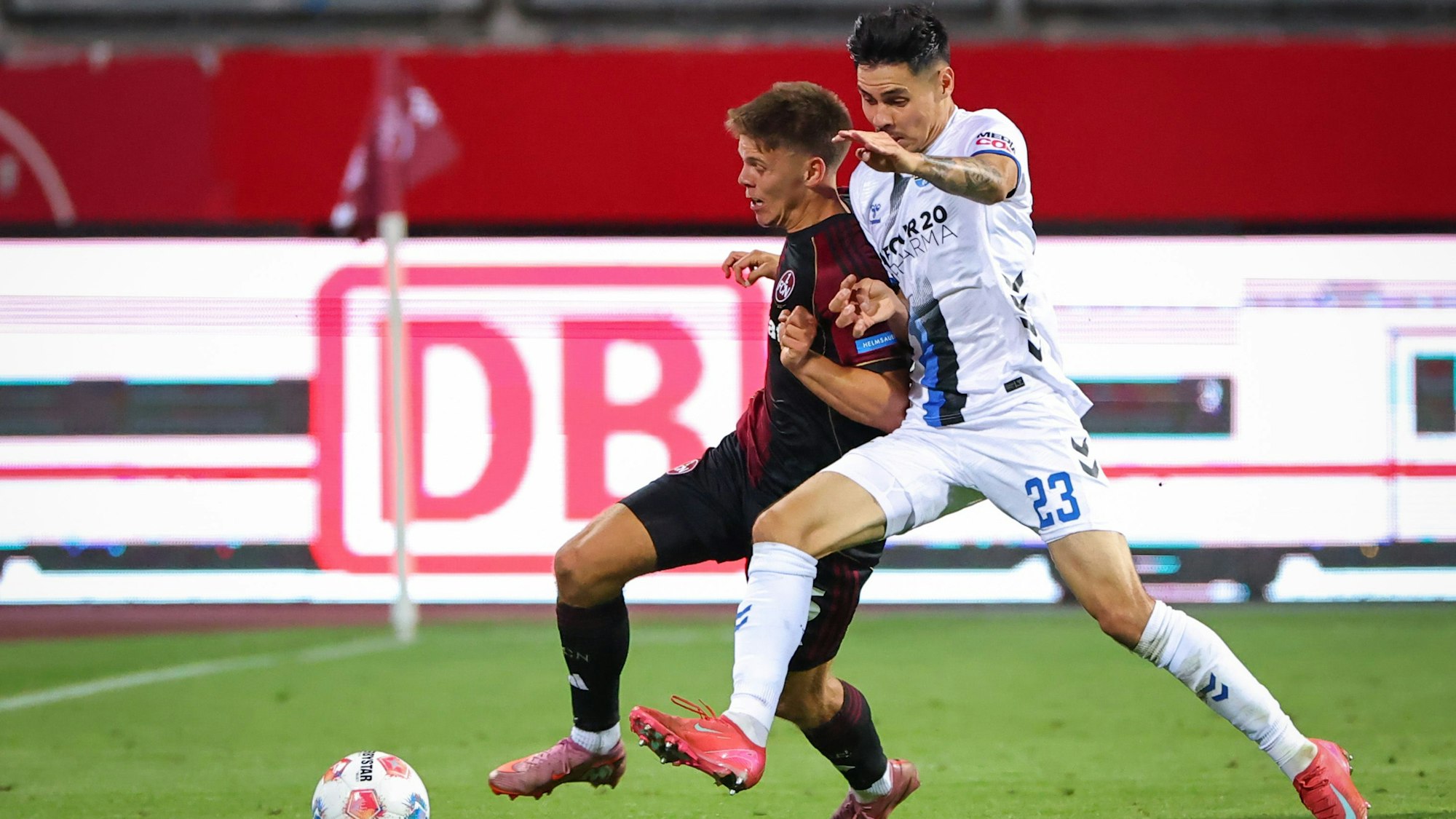 29.08.2025, Bayern, Nürnberg: Fußball, 2. Bundesliga, 1. FC Nürnberg - SC Paderborn 07, 4. Spieltag im Max-Morlock-Stadion. Finn Ole Becker (l, 1. FC Nürnberg) und Raphael Obermair (SC Paderborn 07) kämpfen um den Ball. Das Spiel endete 0:0. Foto: Daniel Karmann/dpa - WICHTIGER HINWEIS: Gemäß den Vorgaben der DFL Deutsche Fußball Liga bzw. des DFB Deutscher Fußball-Bund ist es untersagt, in dem Stadion und/oder vom Spiel angefertigte Fotoaufnahmen in Form von Sequenzbildern und/oder videoähnlichen Fotostrecken zu verwerten bzw. verwerten zu lassen. +++ dpa-Bildfunk +++