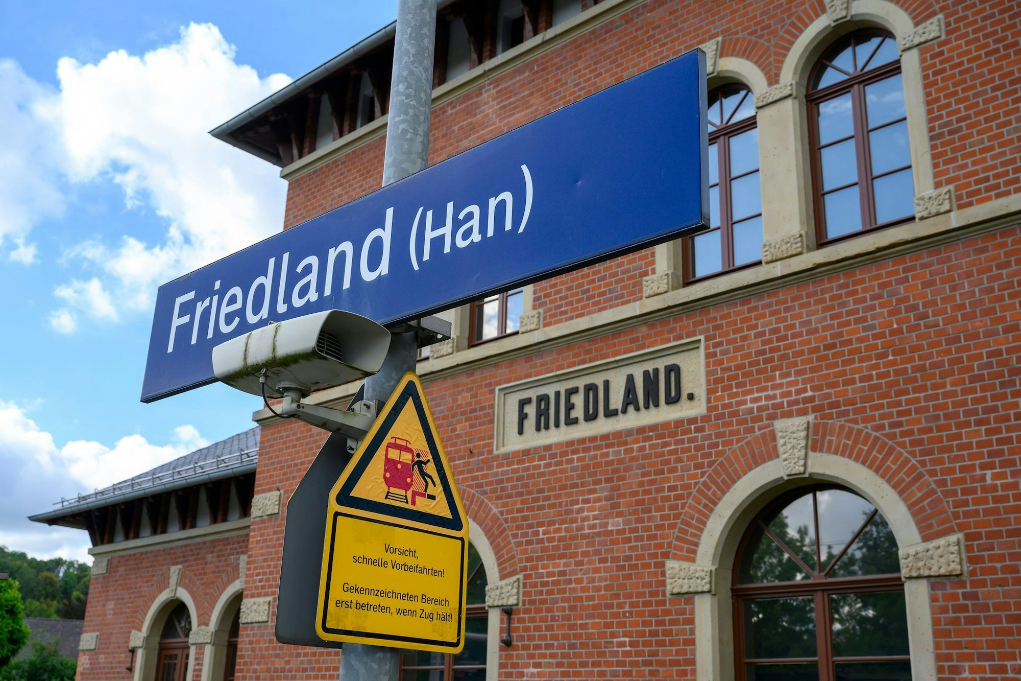Der Bahnhof Friedland liegt rund 20 Autominuten von Göttingen entfernt, nahe der Grenze zu Hessen und Thüringen.