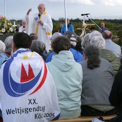 Auf dem Bild sind Besucher einer Freiluftmesse zu sehen.