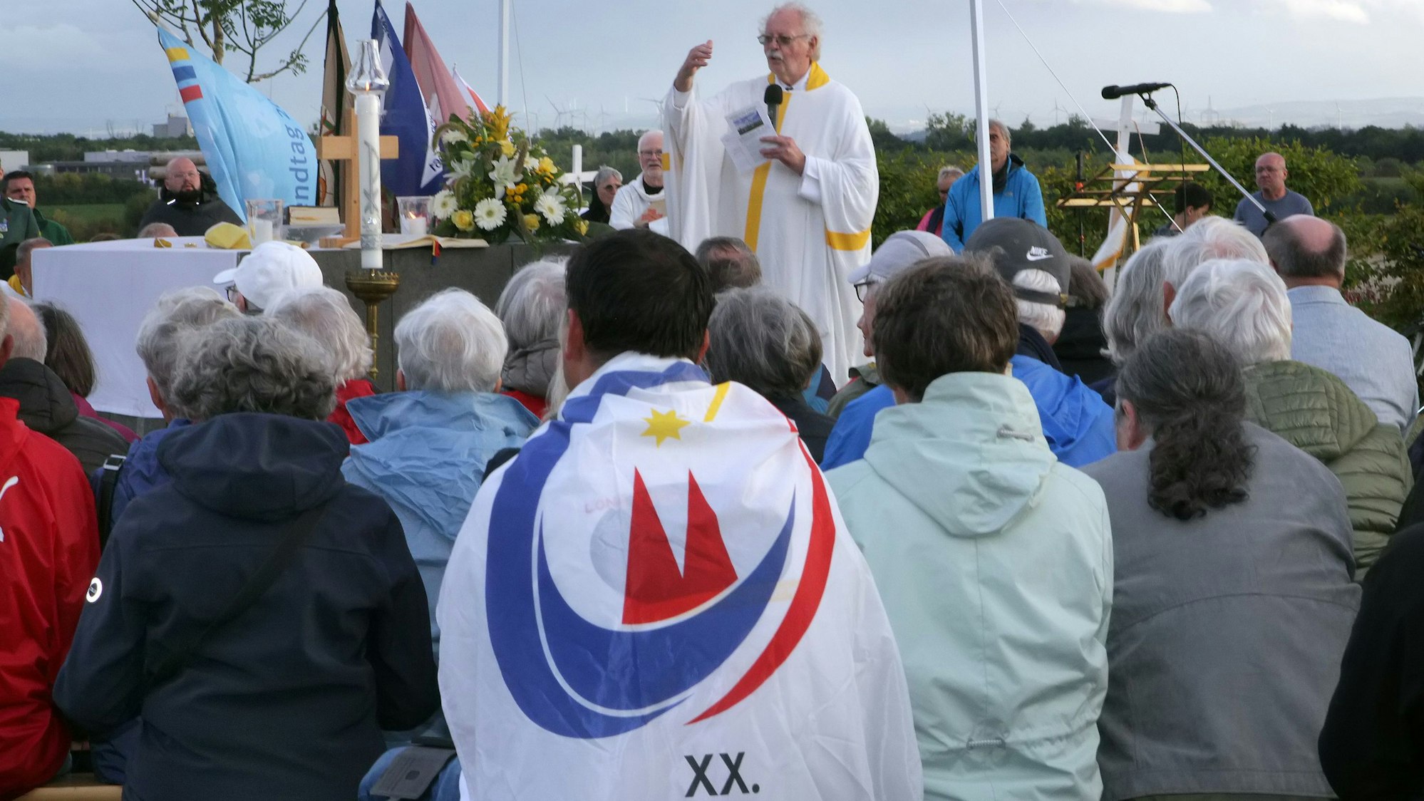 Auf dem Bild sind Besucher einer Freiluftmesse zu sehen.