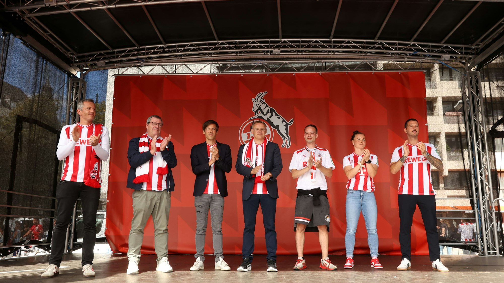 Redner und Organisatoren auf der Bühne am Heumarkt.