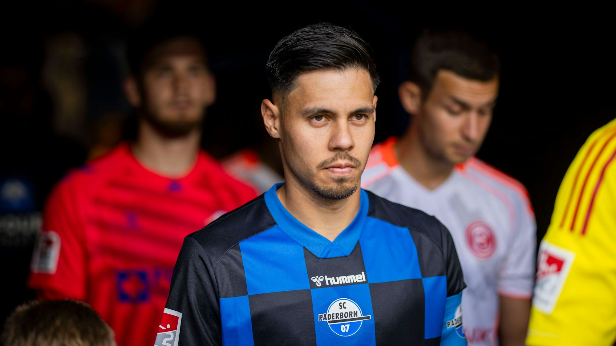 Raphael Obermair beim Spiel des SC Paderborn im Kabinentrakt.