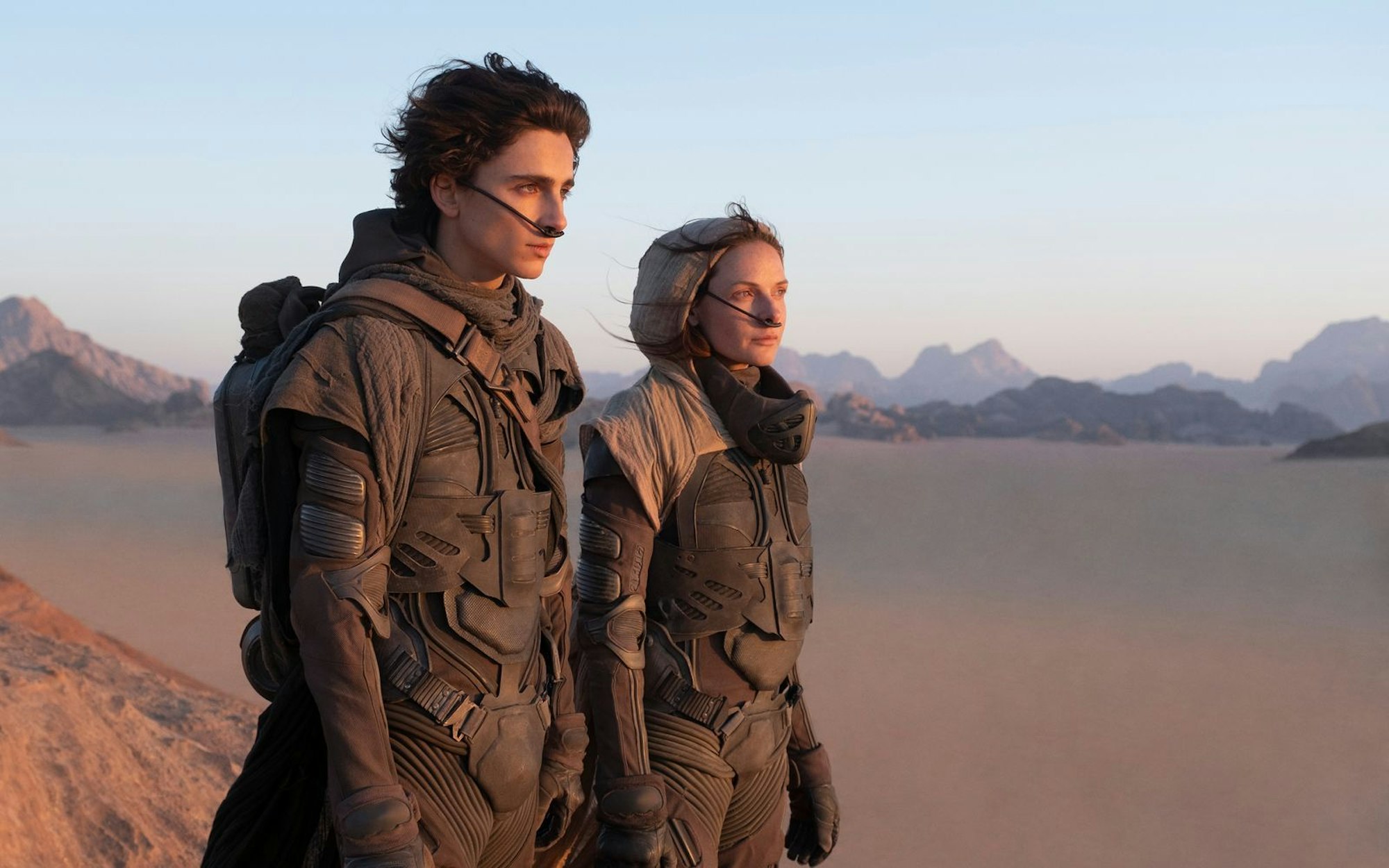Aus einem der besten Sci-Fi-Romane überhaupt machte Regisseur Denis Villeneuve einen der besten Sci-Fi-Filme der letzten Jahre: „Dune“ (Bild, mit Timothée Chalamet und Rebecca Ferguson) wurde ein Welterfolg. (Bild: 2021 Warner Bros. Entertainment Inc. and Legendary / Chia Bella James)
