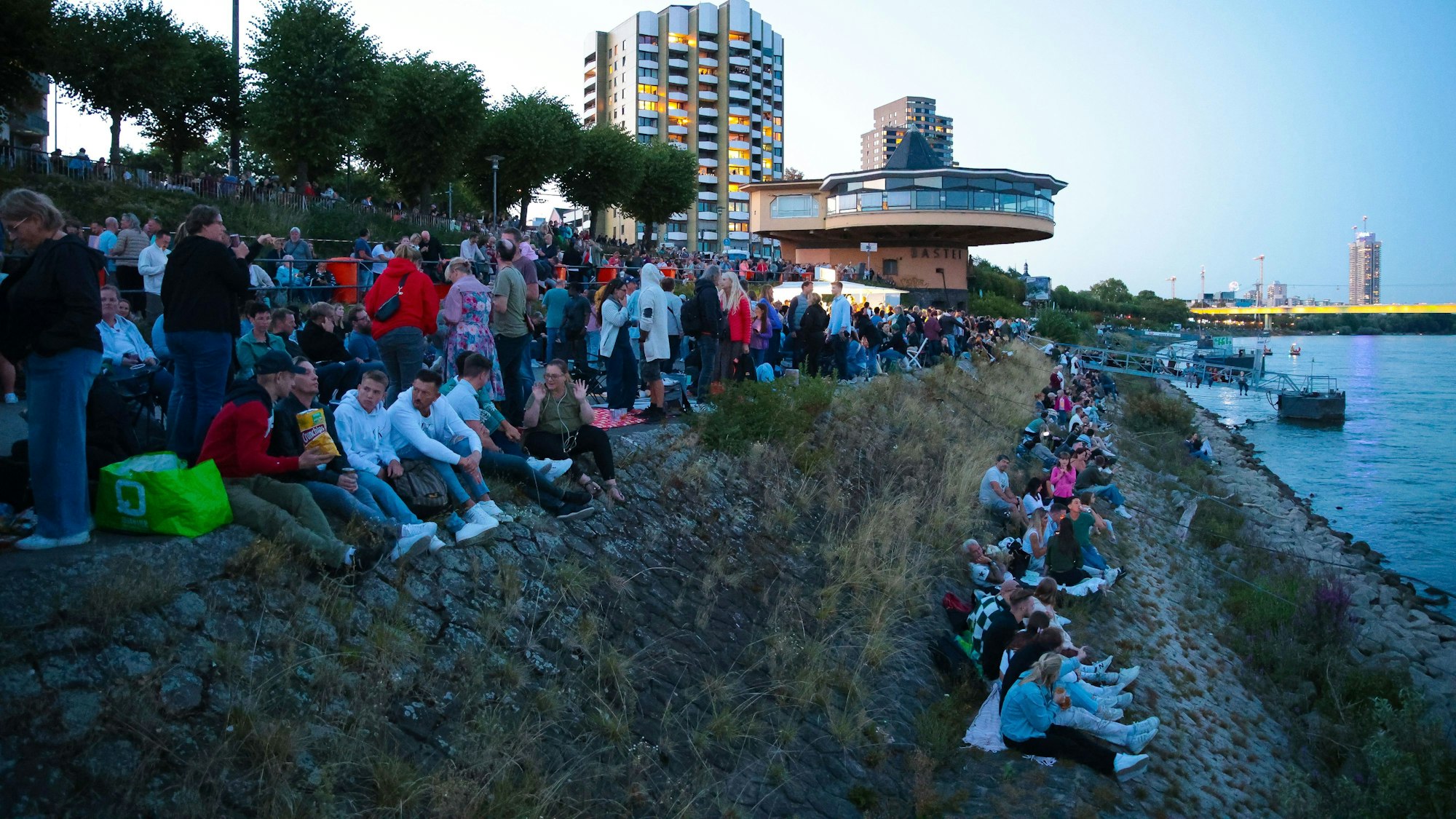 Das Bild zeigt Zuschauer am Rheinufer.