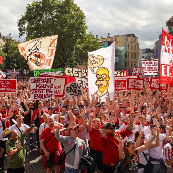1. FC Köln mit Großdemonstration zum Ausbau des Geißbockheim. Nach einer Kundgebung auf dem Heumarkt folgt ein Demozug durch die Kölner Innenstadt zum Neumarkt.