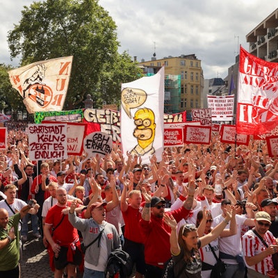 1. FC Köln mit Großdemonstration zum Ausbau des Geißbockheim. Nach einer Kundgebung auf dem Heumarkt folgt ein Demozug durch die Kölner Innenstadt zum Neumarkt.