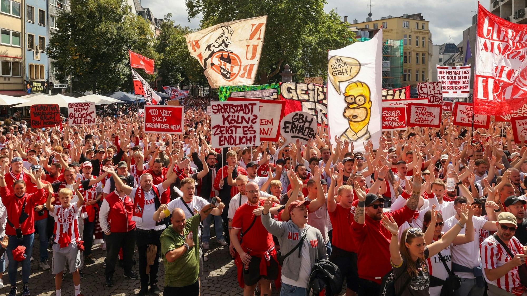 1. FC Köln mit Großdemonstration zum Ausbau des Geißbockheim. Nach einer Kundgebung auf dem Heumarkt folgt ein Demozug durch die Kölner Innenstadt zum Neumarkt.