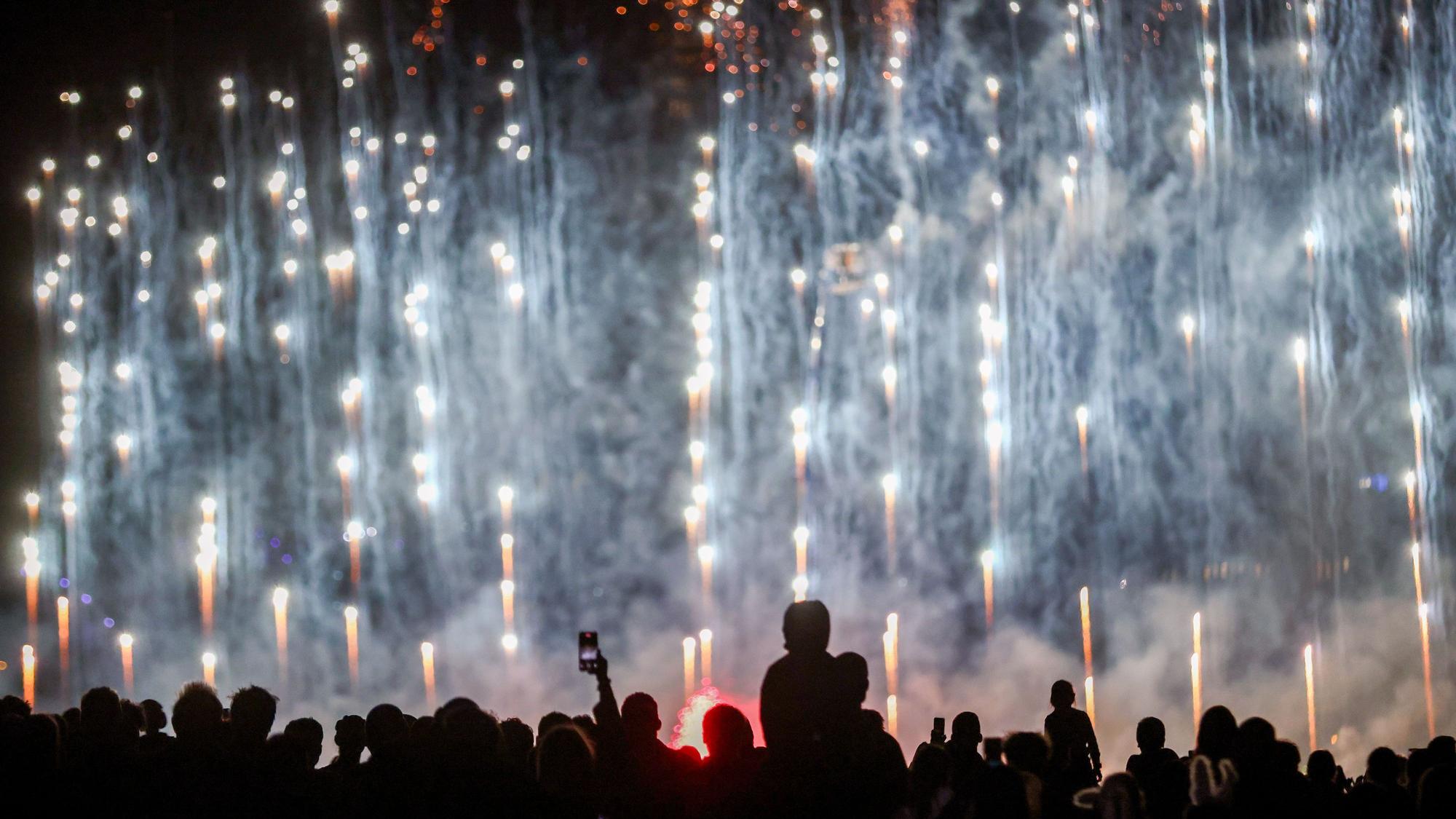 Kölner Lichter 2025: Tausende Menschen sahen im Rheinpark das größte musiksynchrone Feuerwerk Europas.