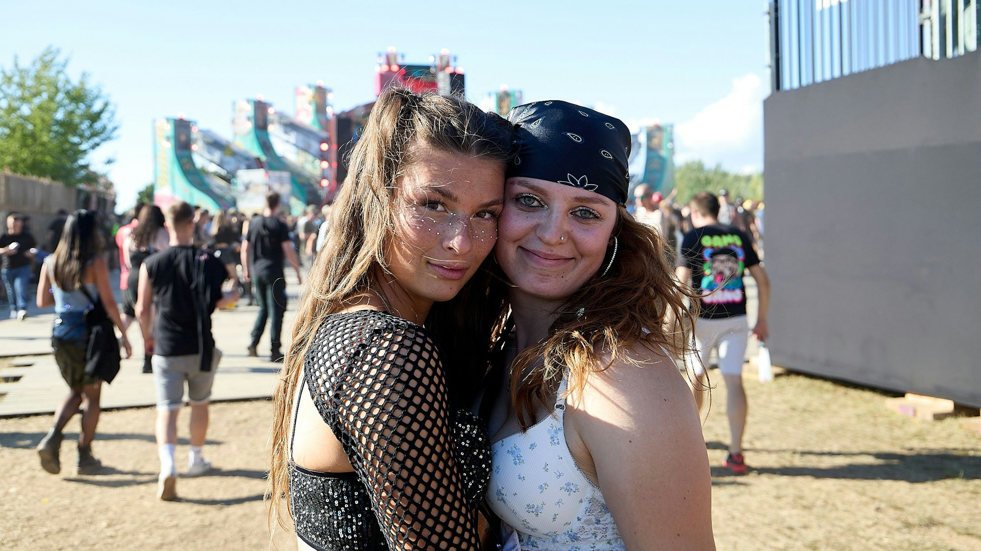 Cimmy und Chiara posieren für ein Foto.