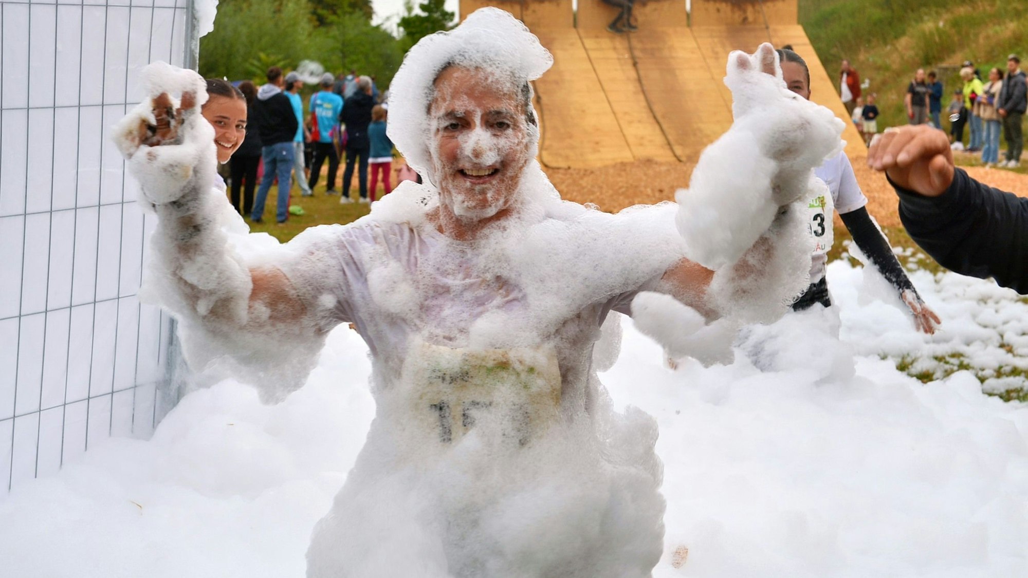 Eine Teilnehmerin ist vor lauter Schaum kaum zu erkennen.