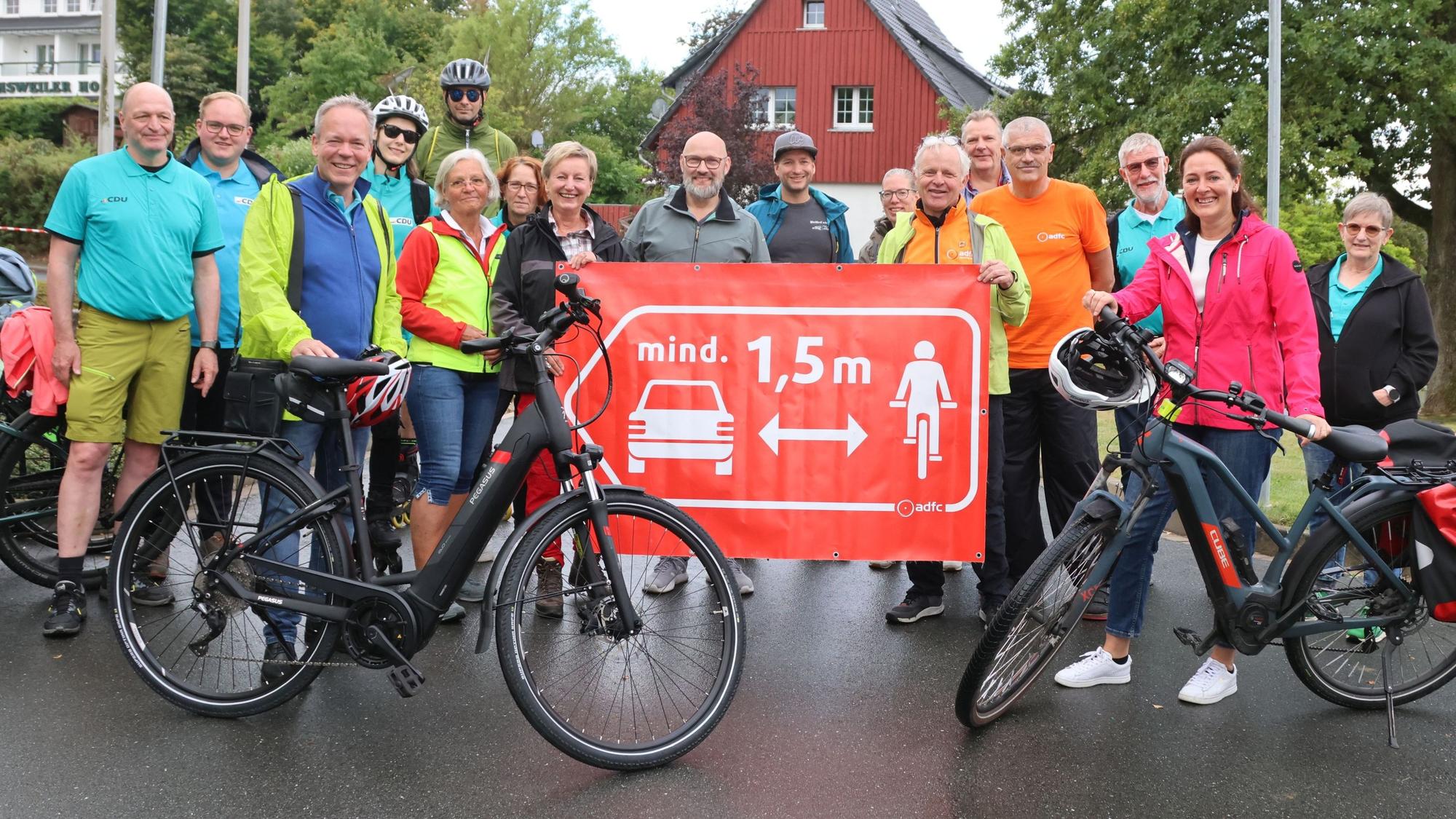 Eine Gruppe Fahrradfahrer posiert für das Foto.