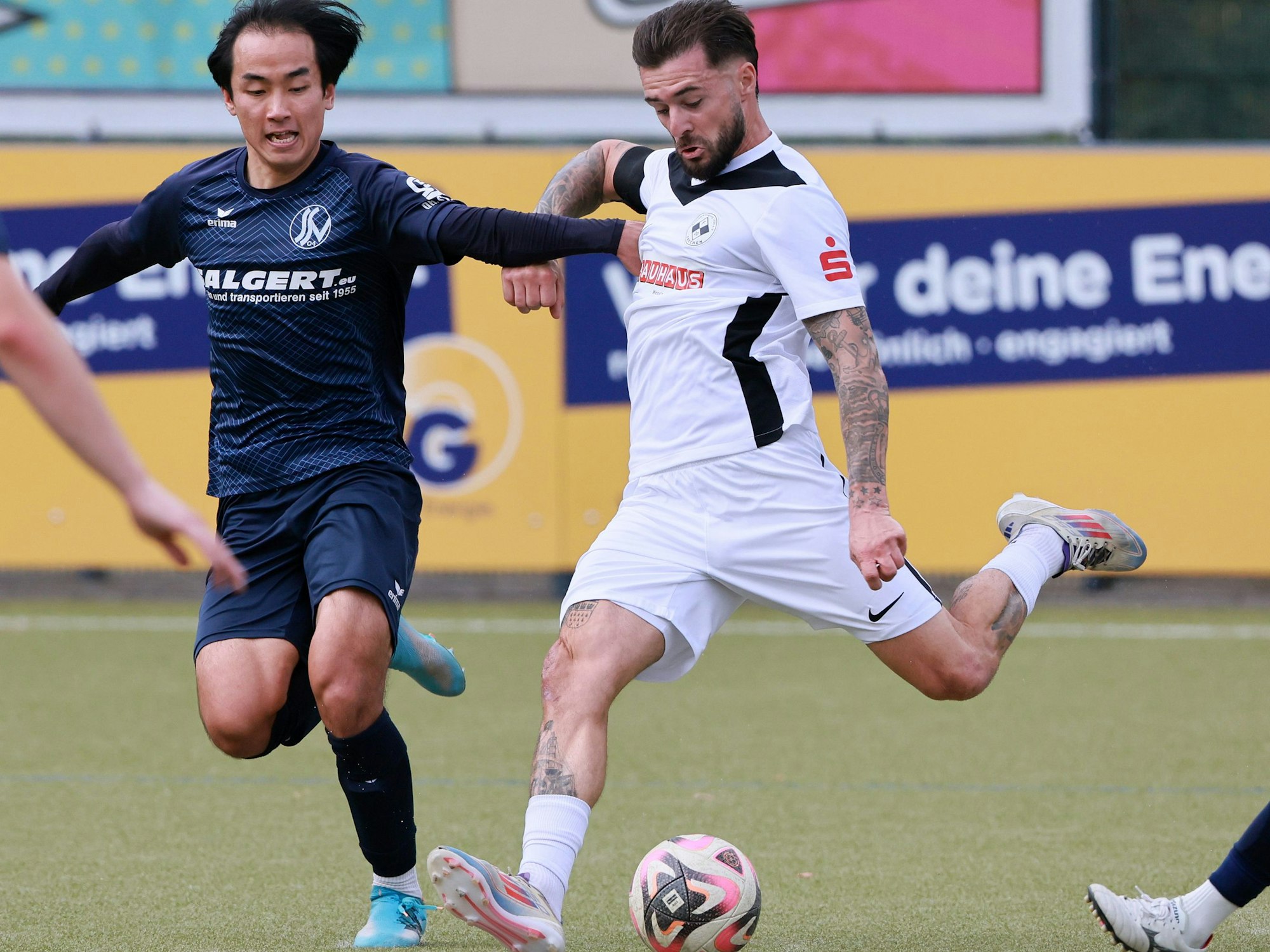 Das Foto zeigt einen Frechener Fußballspieler (r.), der sich energisch im Zweikampf durchsetzt.