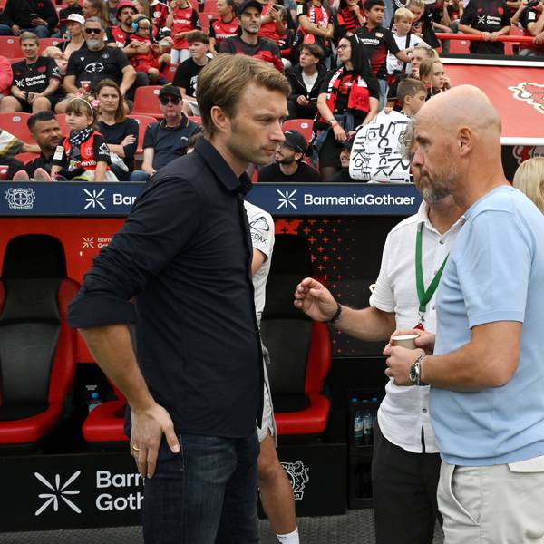 Leverkusens Trainer Erik ten Hag (r.) und Sportgeschäftsführer Simon Rolfes