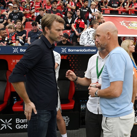 Leverkusens Trainer Erik ten Hag (r.) und Sportgeschäftsführer Simon Rolfes