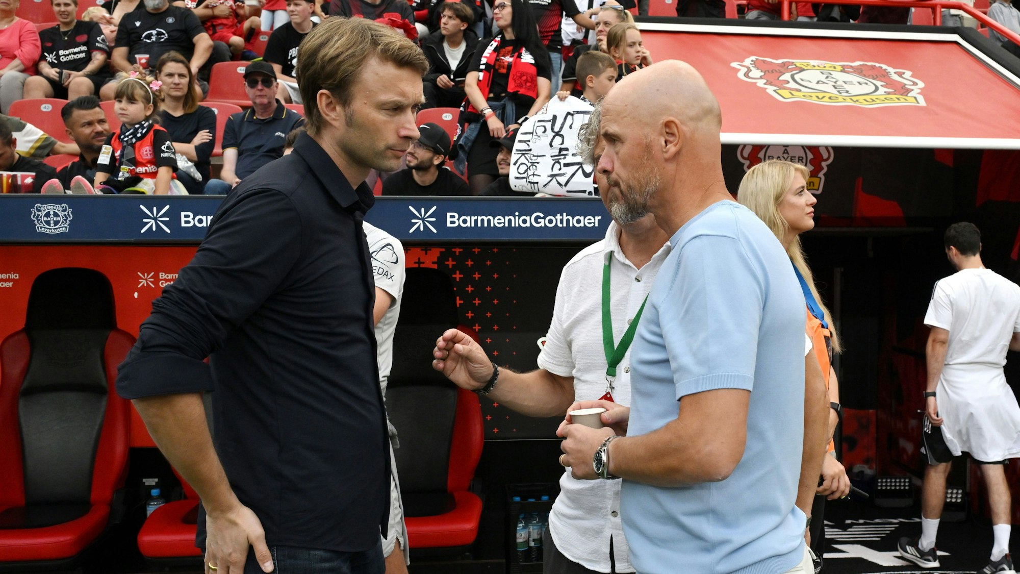 Leverkusens Trainer Erik ten Hag (r.) und Sportgeschäftsführer Simon Rolfes
