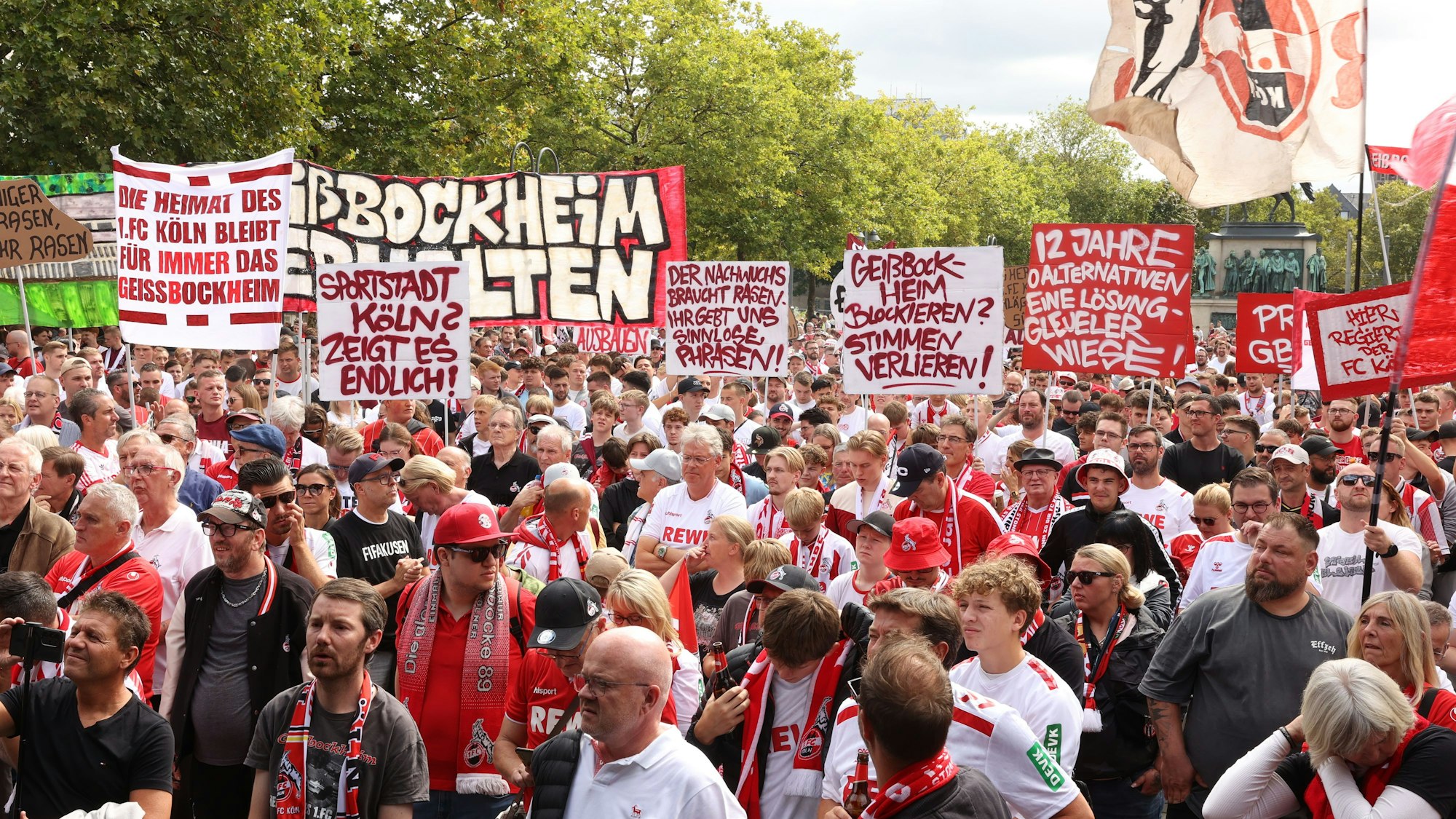 31.08.2025
Köln:
1. FC Köln mit Großdemonstration zum Ausbau des Geißbockheim: Der Fußballverein ruft zu einer Demonstration unter dem Slogang „Geißbockheim ausbauen – Plätze für unsere Pänz“ fordert der Verein die Genehmigung für den Ausbau seiner Trainingsanlagen im Grüngürtel. Nach einer Kundgebung auf dem Heumarkt folgt ein Demozug durch die Kölner Innenstadt zum Neumarkt.
Foto: Martina Goyert