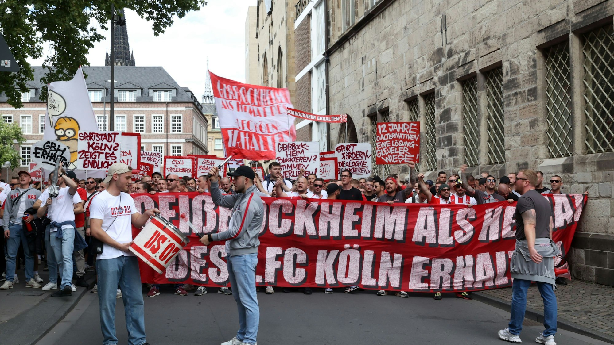31.08.2025
Köln:
1. FC Köln mit Großdemonstration zum Ausbau des Geißbockheim: Der Fußballverein ruft zu einer Demonstration unter dem Slogang „Geißbockheim ausbauen – Plätze für unsere Pänz“ fordert der Verein die Genehmigung für den Ausbau seiner Trainingsanlagen im Grüngürtel. Nach einer Kundgebung auf dem Heumarkt folgt ein Demozug durch die Kölner Innenstadt zum Neumarkt.
Foto: Martina Goyert