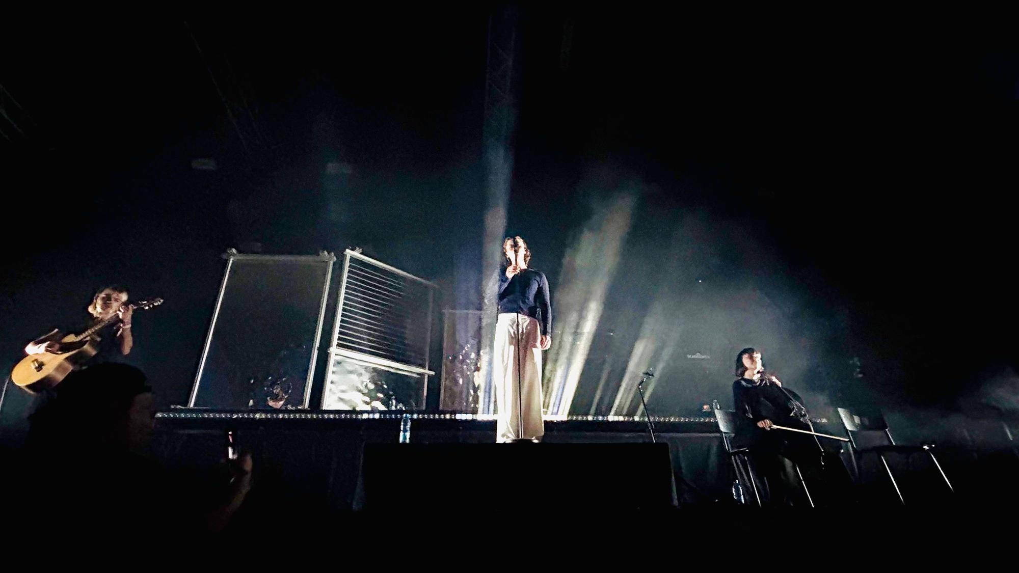 Das Bild zeigt Berq beim Stadt ohne Meer-Festival. Foto: Kevin Goonewardena