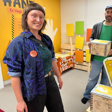 Charlotte Janus und Willi Dumaz zeigen die Gute-Taten-Waage