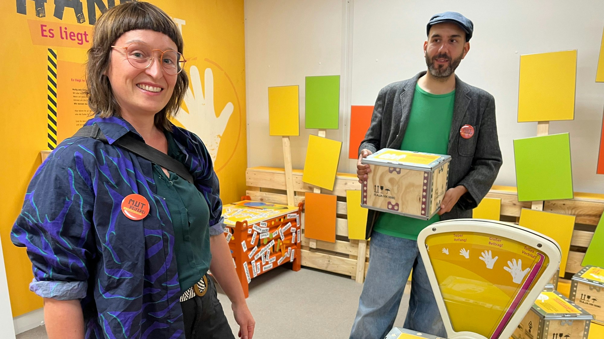 Charlotte Janus und Willi Dumaz zeigen die Gute-Taten-Waage