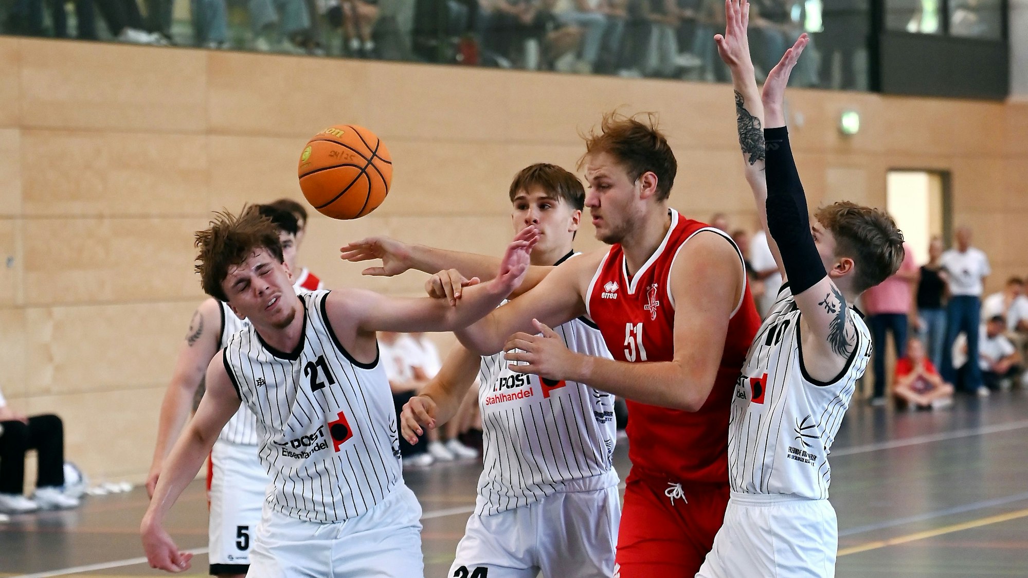 30.08.2025, Basketball-Leichlingen-Bayer Giants
links: Jasper Holtzschneider (Leichl)
mitte: Sören Urbansky (Bayer)
Foto: Uli Herhaus