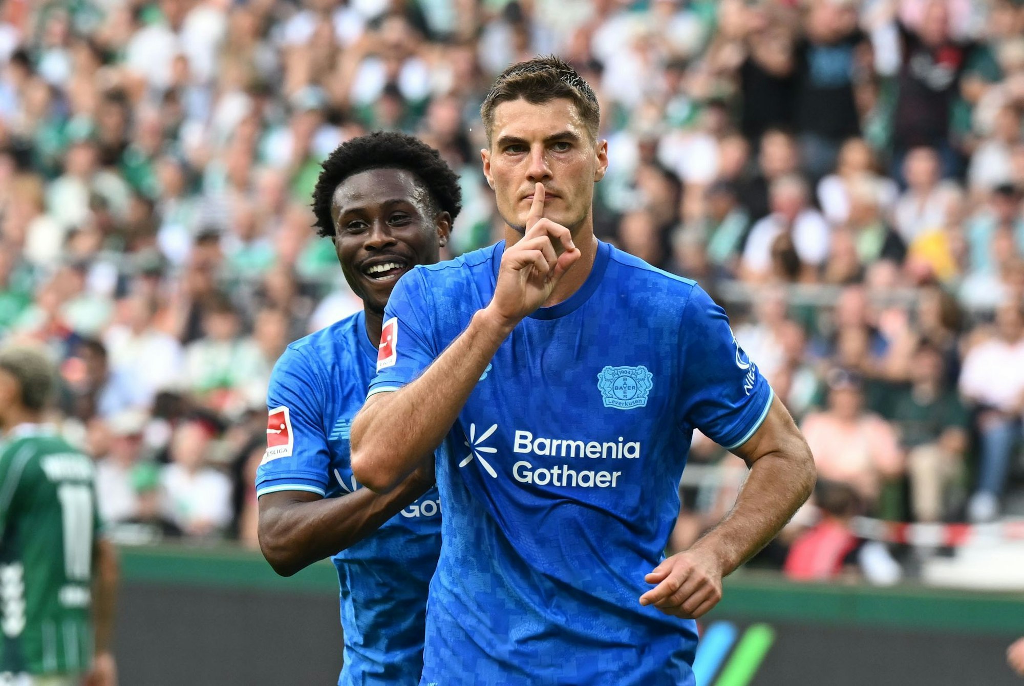 Ruhe, bitte: Leverkusens Torjäger Patrik Schick nach seinem Elfmetertor in Bremen.