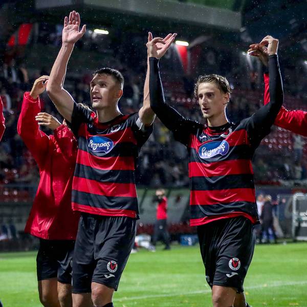 29.08.2025, Fußball, FC Viktoria Köln SSV Jahn Regensburg, 3.Liga, Sportpark Höhenberg, Saison 2025 2026: Abschlussjubel nach dem 1:0 Sieg für die Viktoria. DFB regulations prohibit any use of photographs as image sequences and or quasi-video. Nordrhein-Westfalen Deutschland *** 29 08 2025, Football, FC Viktoria Köln SSV Jahn Regensburg, 3 Liga, Sportpark Höhenberg, Saison 2025 2026 Final celebration after the 1 0 victory for Viktoria DFB regulations prohibit any use of photographs as image sequences and or quasi video Nordrhein Westfalen Germany