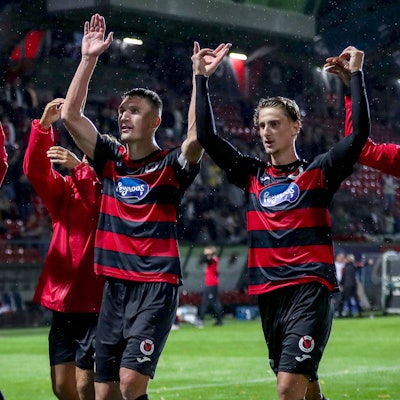29.08.2025, Fußball, FC Viktoria Köln SSV Jahn Regensburg, 3.Liga, Sportpark Höhenberg, Saison 2025 2026: Abschlussjubel nach dem 1:0 Sieg für die Viktoria. DFB regulations prohibit any use of photographs as image sequences and or quasi-video. Nordrhein-Westfalen Deutschland *** 29 08 2025, Football, FC Viktoria Köln SSV Jahn Regensburg, 3 Liga, Sportpark Höhenberg, Saison 2025 2026 Final celebration after the 1 0 victory for Viktoria DFB regulations prohibit any use of photographs as image sequences and or quasi video Nordrhein Westfalen Germany