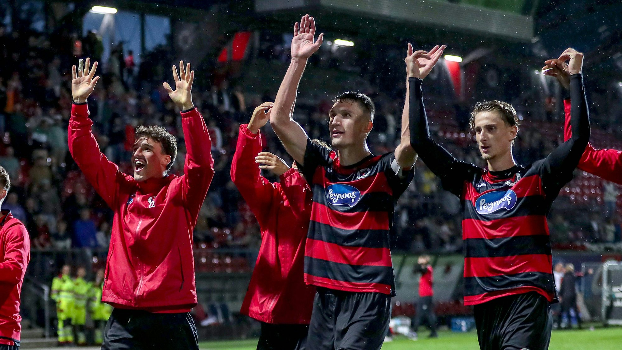 29.08.2025, Fußball, FC Viktoria Köln SSV Jahn Regensburg, 3.Liga, Sportpark Höhenberg, Saison 2025 2026: Abschlussjubel nach dem 1:0 Sieg für die Viktoria. DFB regulations prohibit any use of photographs as image sequences and or quasi-video. Nordrhein-Westfalen Deutschland *** 29 08 2025, Football, FC Viktoria Köln SSV Jahn Regensburg, 3 Liga, Sportpark Höhenberg, Saison 2025 2026 Final celebration after the 1 0 victory for Viktoria DFB regulations prohibit any use of photographs as image sequences and or quasi video Nordrhein Westfalen Germany