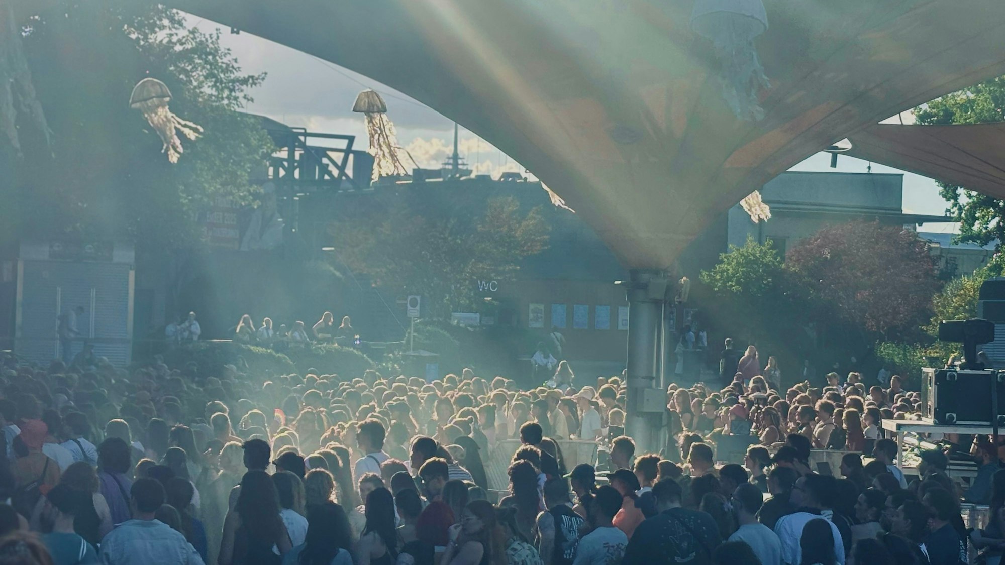 Das Bild zeigt das Publikum beim Stadt ohne Meer-Festival. Foto: Kevin Goonewardena