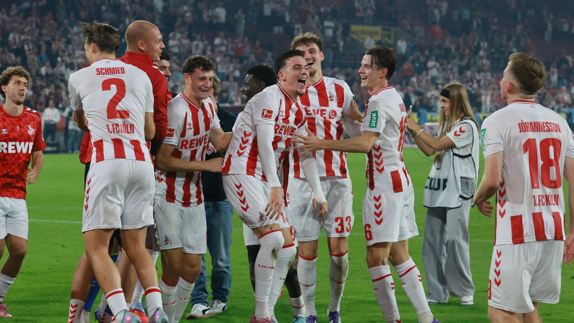 Die Kölner Spieler feiern ihren Heimsieg nach Spielende.